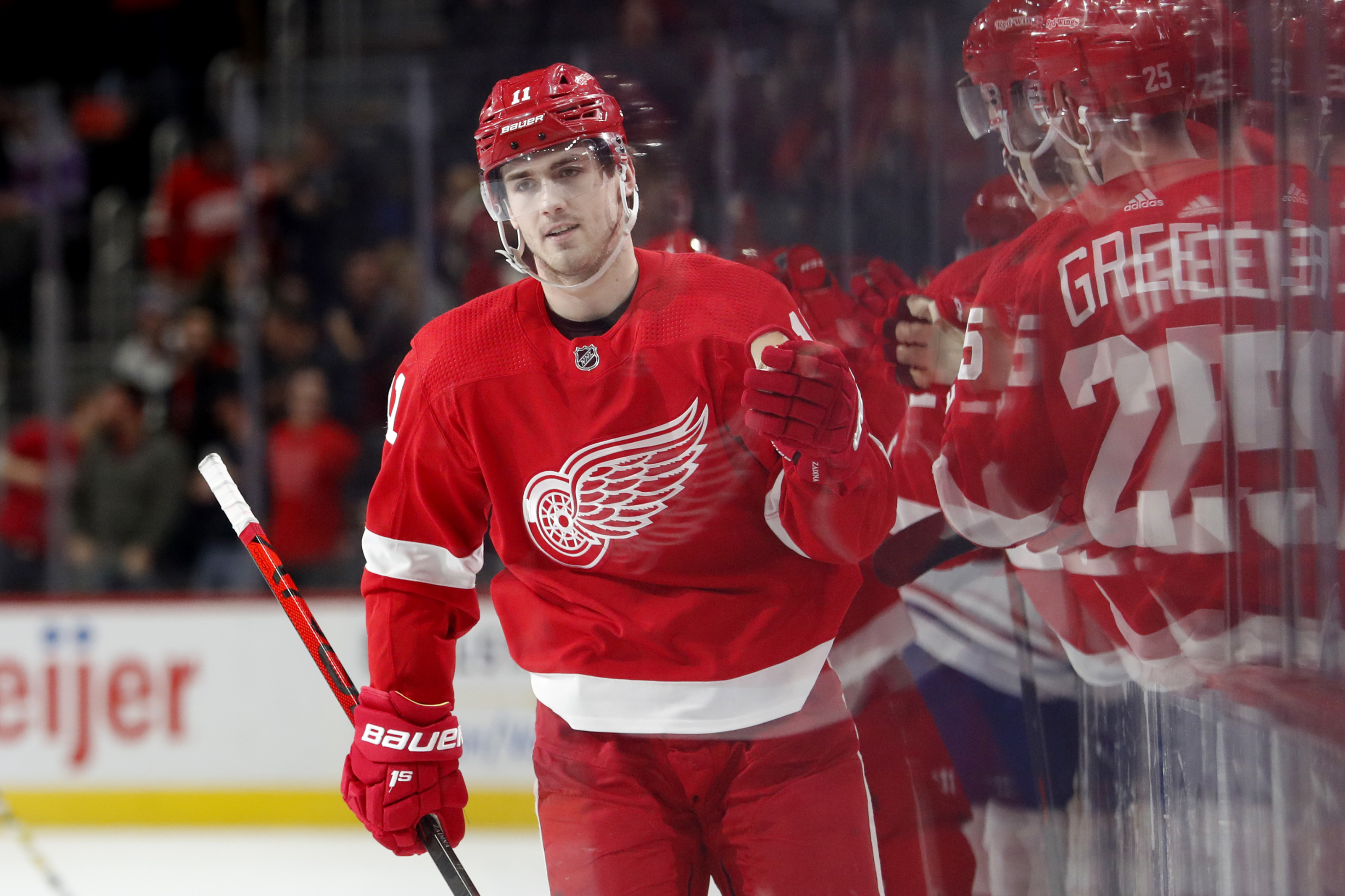 Hockey30 Un COUP De POING Dans Le Ventre De Kirby Dach 