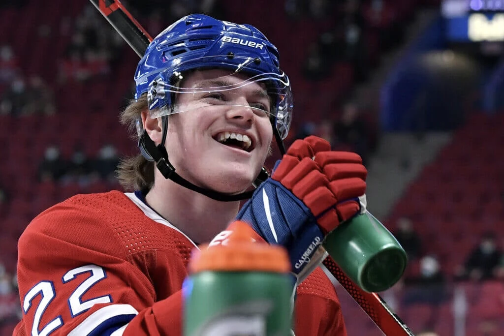 Hockey30 Cole Caufield écarté de façon malicieuse