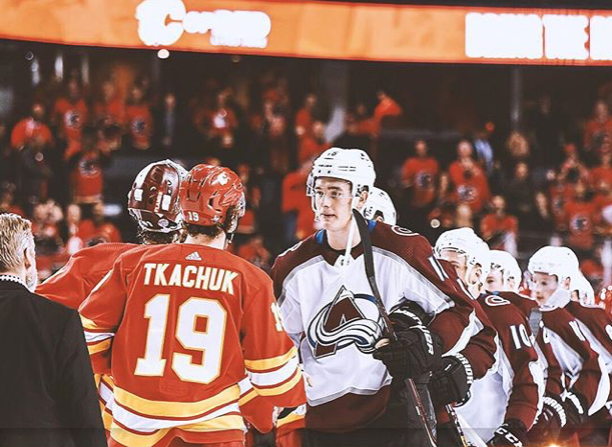 HAHA...Nikita Zadorov n'est pas juste baveux sur la glace...