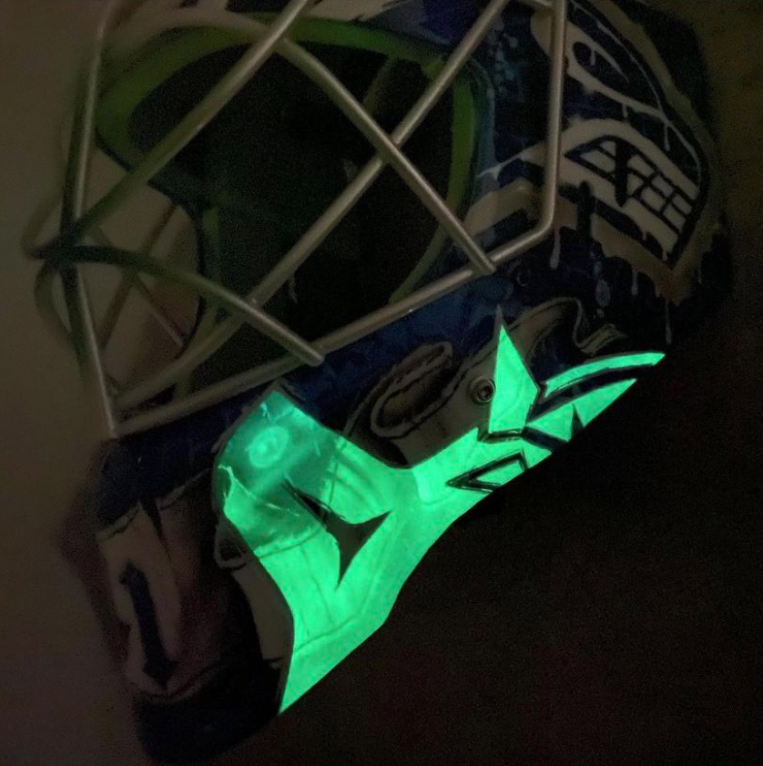 Le casque de Jaroslav Halak....Va "GLOW in the DARK"...