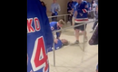 Vidéo: Scène à GLACER le SANG...Un fan des Rangers met K-O un partisan du Lightning...