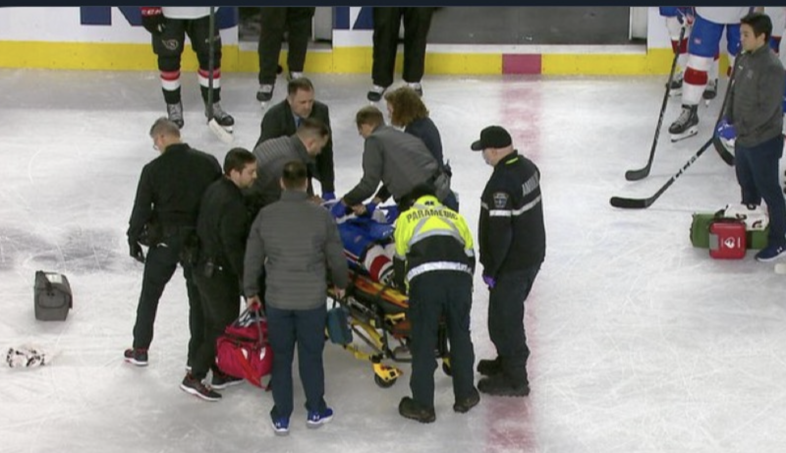 Hockey30 Xavier Simoneau sort sur une CIVIÈRE!!!!! Scène EFFRAYANTE!!!!