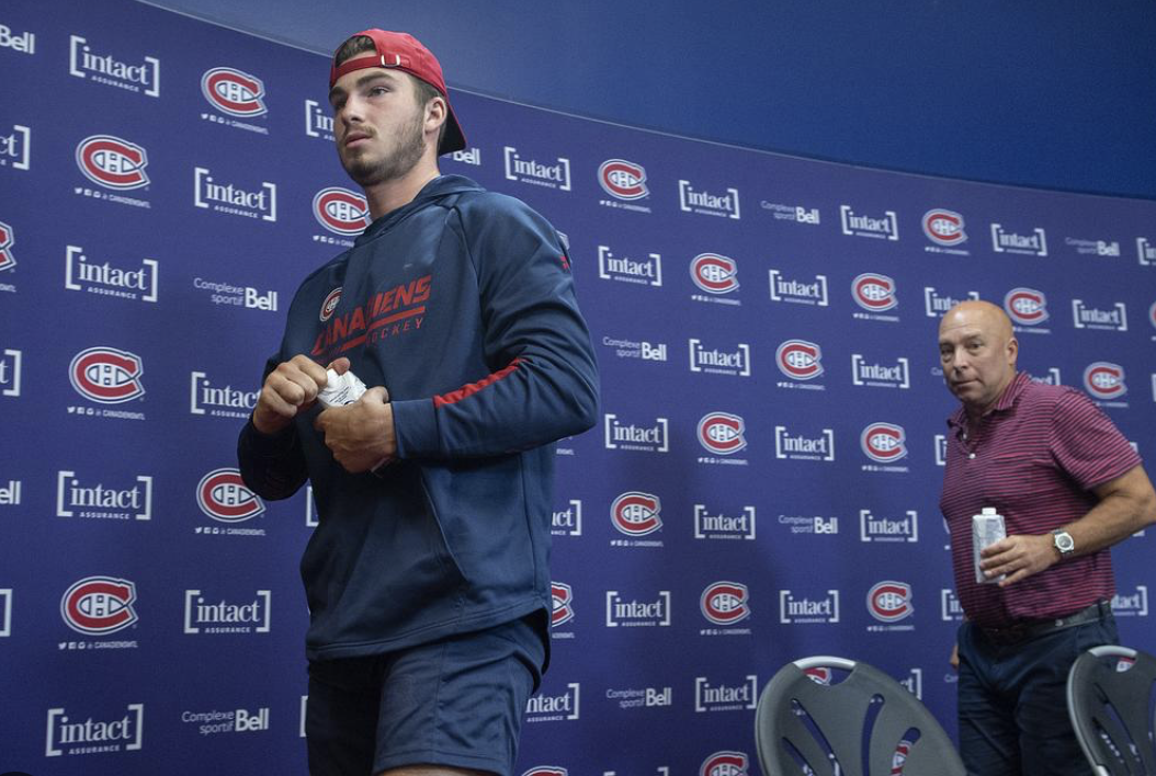 Hockey30 Kirby Dach En Prend Plein La GUEULE 