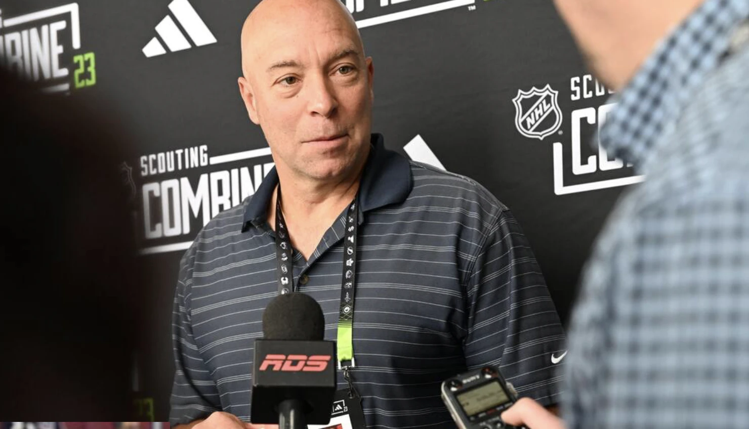 Hockey30 Kent Hughes Et Pat Brisson Pris En FLAGRANT D L I T Par 