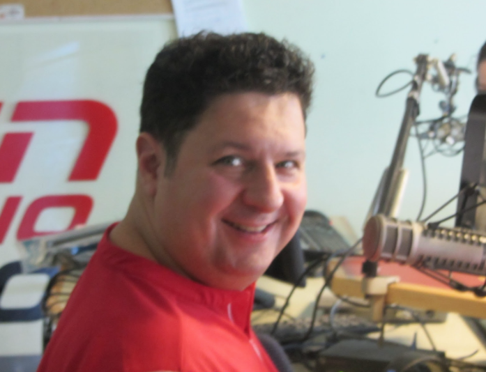 Hockey30 Tony Marinaro se BOMBE LE CHEST...Et ses POIGNÉES D'AMOUR...